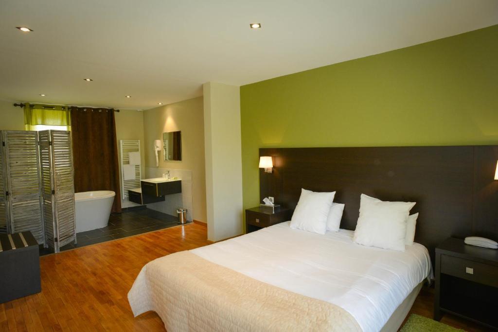 Logis Hotel Restaurant L'Auberge Normande Карантан Екстер'єр фото